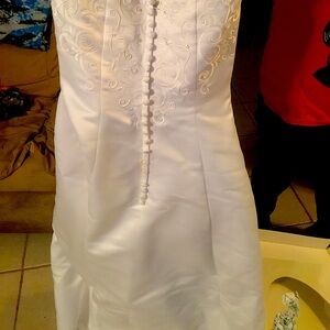 Hour Glass Wedding Gown , size 8-9 , Cathedral train, beautiful dress